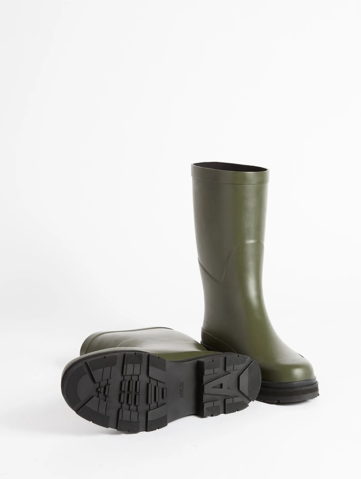 Hybrid mid rain boot for unbeatable style