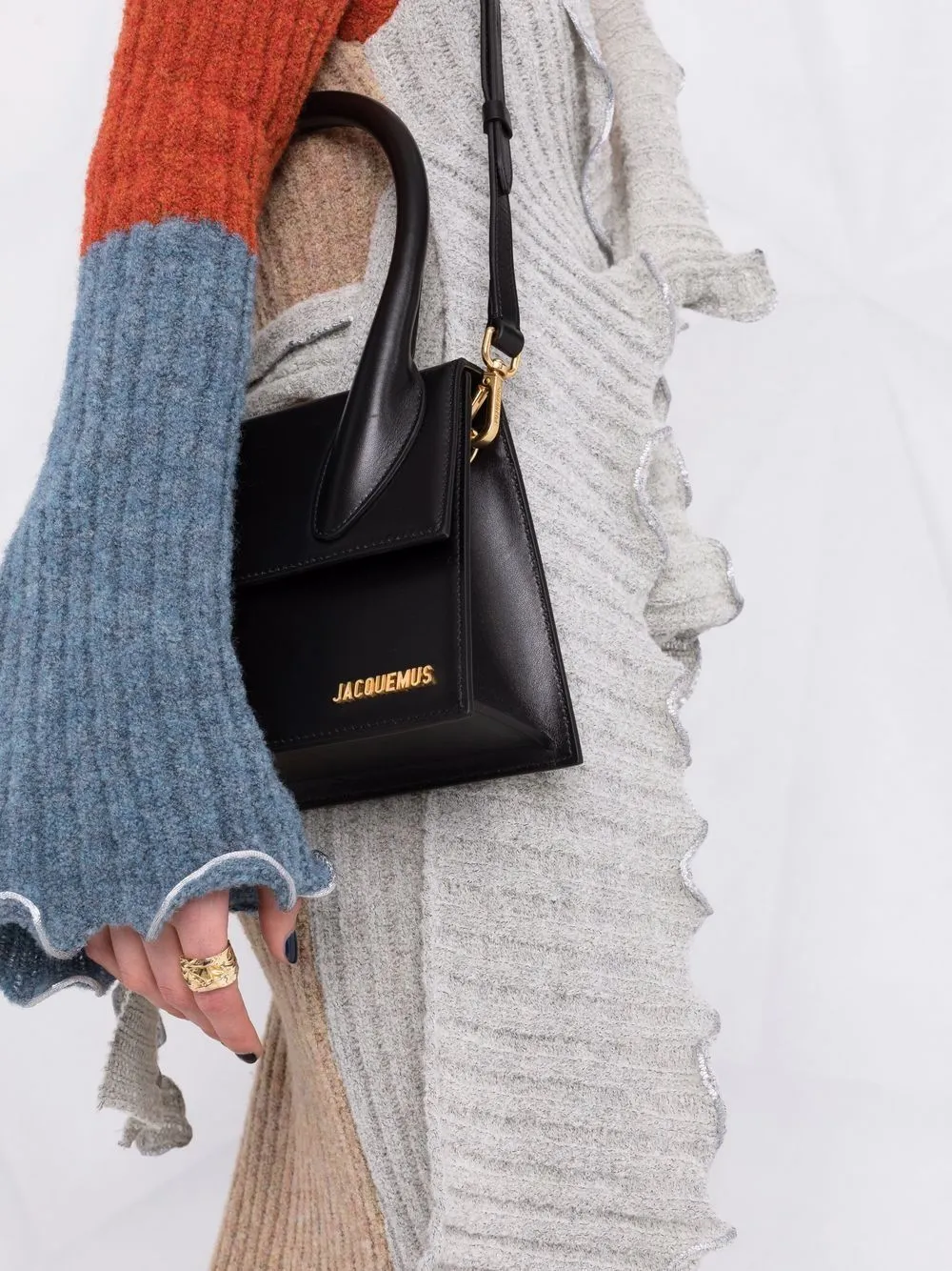 JACQUEMUS Fashion-forward Luxury: The Elegant Grande Chiquito Handbag