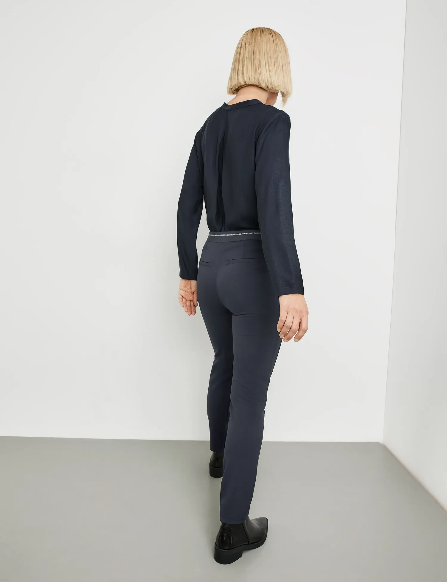 Simple 7/8-length trousers in a slim fit